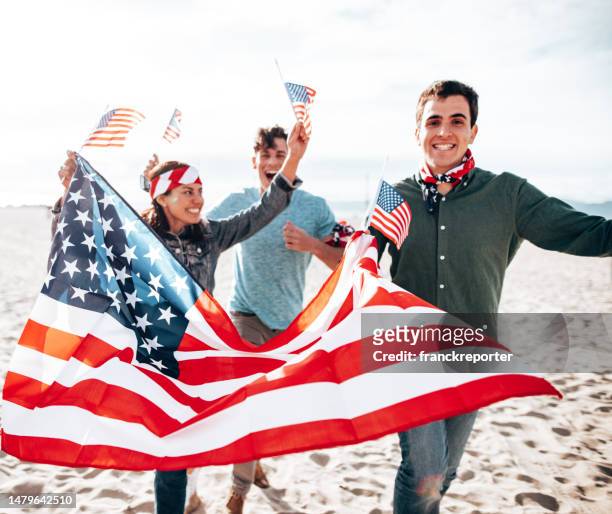 glücksfreunde alle zusammen mit uns flagge - american flag beach stock-fotos und bilder