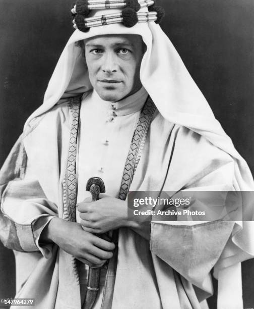 Peter O'Toole holding sword in a scene from the film 'Lawrence Of Arabia', 1962.