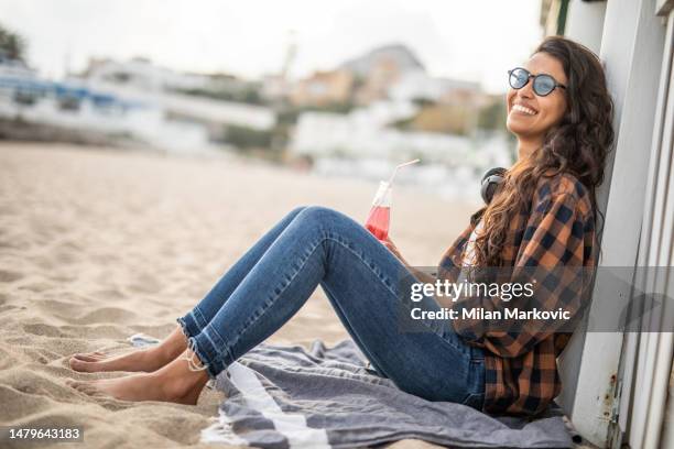 ein wunderschönes brasilianisches mädchen hat eine tolle zeit im urlaub am garraf beach in spanien - plaid shirt stock-fotos und bilder