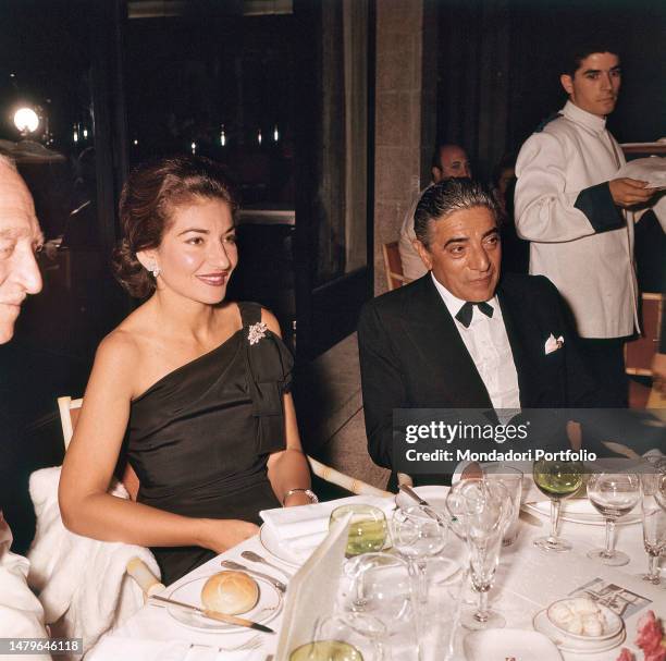 The American opera singer, of Greek origin, Maria Callas and the Greek shipowner Aristotele Onassis while dining at the restaurant. Italy, August...