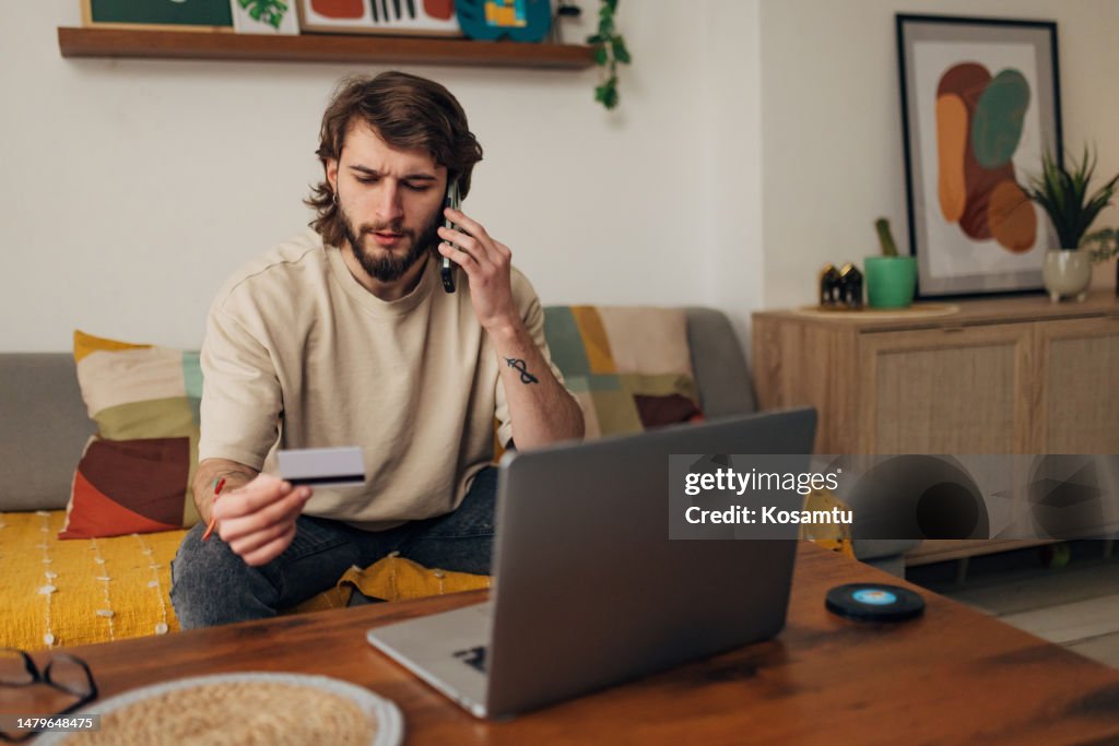 Cliente bancario masculino nota un problema y está preocupado por un problema de tarjeta de crédito, la amenaza de fraude financiero
