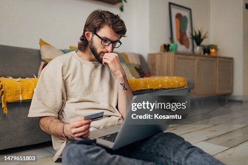 El hombre mira preocupado la pantalla de la computadora portátil cuando se da cuenta de que es víctima de un fraude en Internet El hombre mira preocupado la pantalla de la computadora portátil cuando se da cuenta de que es víctima de un fraude en Internet