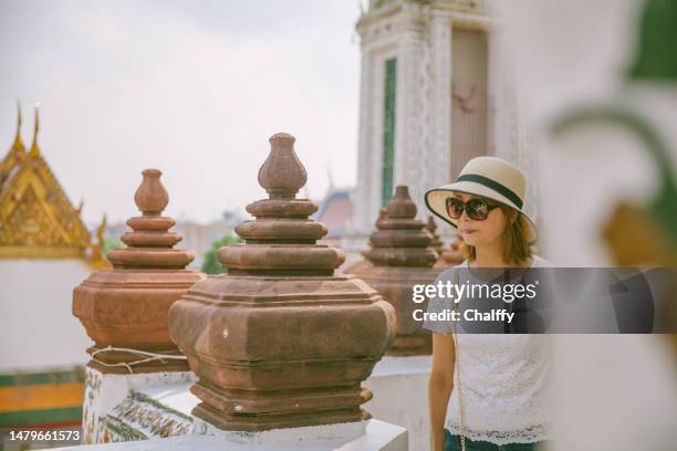 asiatische frau im wat arun - south east asia stock-fotos und bilder