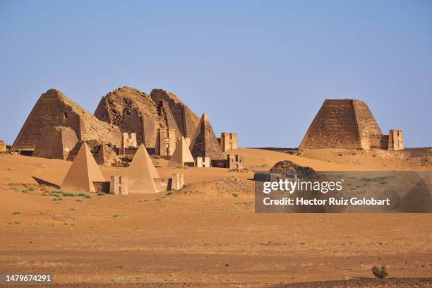 meroe pyramids - nubia stockfoto's en -beelden