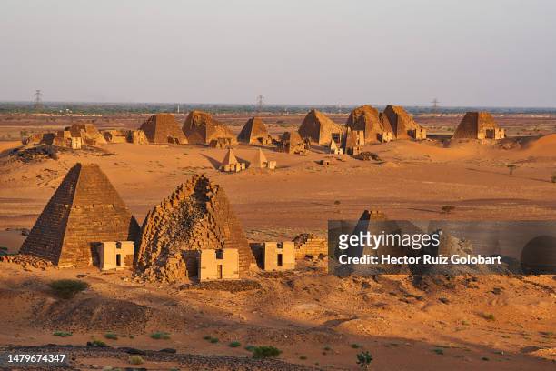 meroe pyramids - nubia fotografías e imágenes de stock