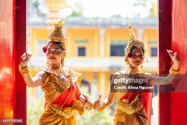 traditionelle khmer-apsara-tänzer treten in einer pagode in vietnam auf. die apsara stellt ein wichtiges motiv in khmer-tempeln dar - kambodschanische kultur stock-fotos und bilder
