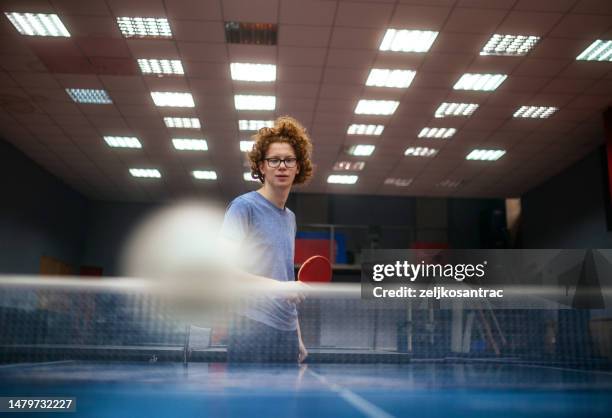 niño jugando al ping-pong en el interior - red de tenis fotografías e imágenes de stock