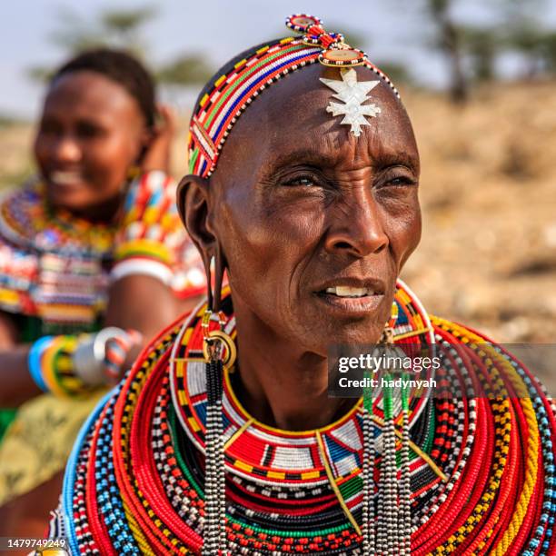 african women from samburu tribe, kenya, africa - masai stockfoto's en -beelden