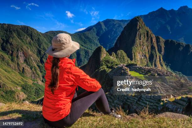 ペルーのマチュピチュを見ている若い女性 - ワイナピチュ山 ストックフォトと画像