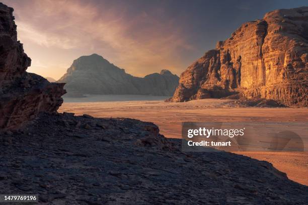 wadi rum landscape, jordan - wadi rum stock pictures, royalty-free photos & images