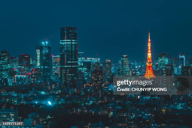skyline de tokio, con la torre de tokio - tokio fotografías e imágenes de stock