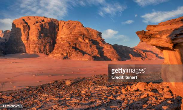 wadi rum landschaft, jordanien - jordan middle east stock-fotos und bilder