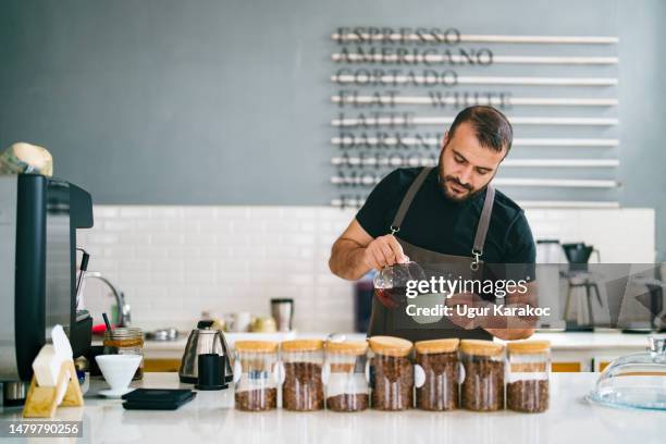 barista gießt kaffee in die tasse, coffee shop small business - brewed coffee stock-fotos und bilder