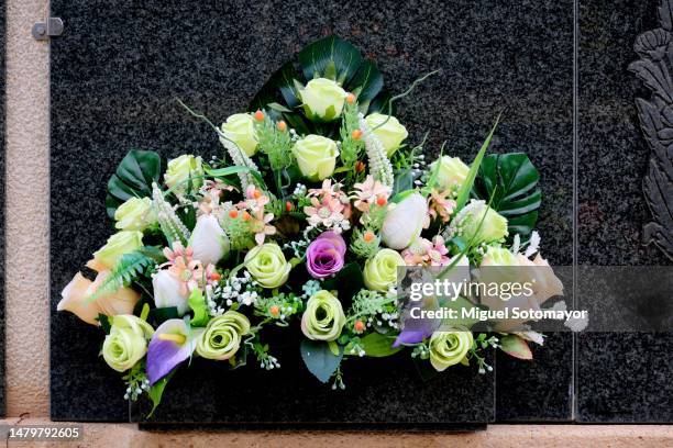 cemetery with flowers - funeral fotografías e imágenes de stock