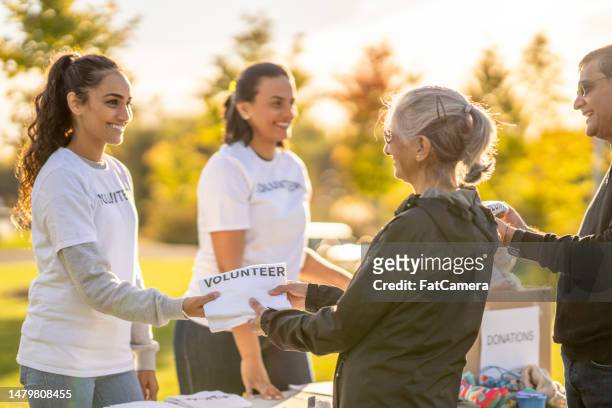 community volunteer work - altruismo stock pictures, royalty-free photos & images