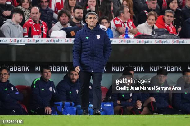 Ernesto Valverde, Head Coach of Athletic Club, looks on during the Copa Del Rey Semi Final Second Leg match between Athletic Club and Osasuna at...