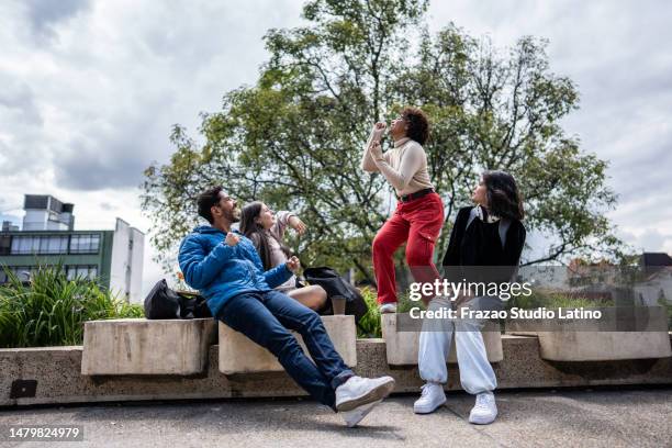jeunes étudiants universitaires s’amusant à deviner ou femme faisant une représentation théâtrale en plein air - faire du théâtre photos et images de collection