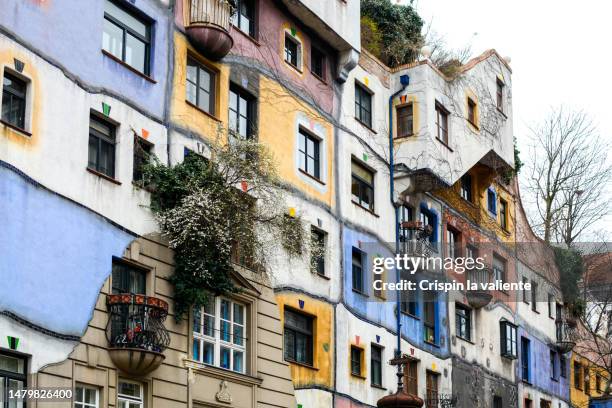 hundertwasserhaus, viena, austria - hundertwasser haus stock-fotos und bilder