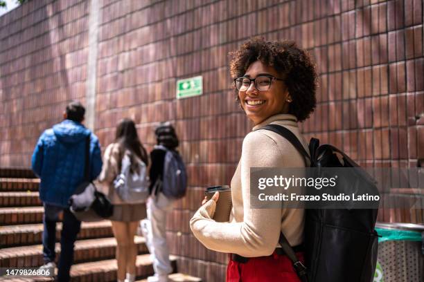 retrato de una joven estudiante subiendo las escaleras - estudiantes universitarios bogota fotografías e imágenes de stock