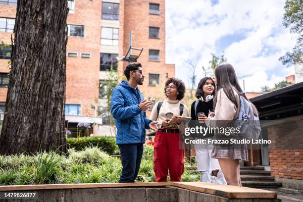 jóvenes universitarios hablando al aire libre - estudiantes universitarios bogota fotografías e imágenes de stock