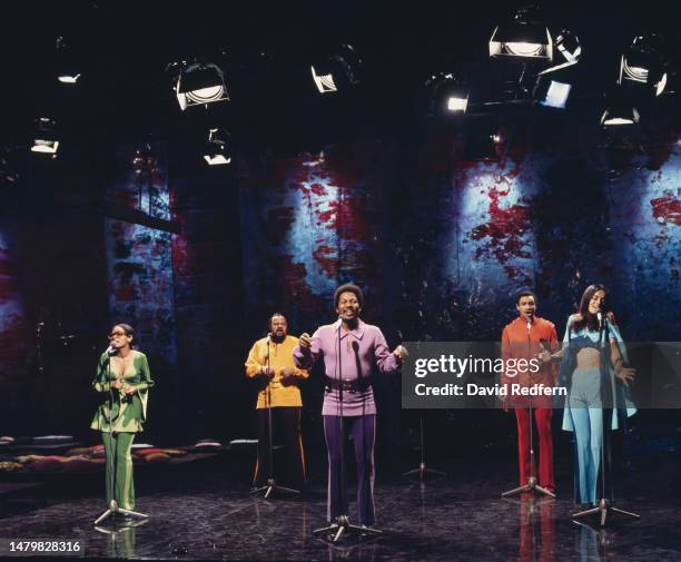 Dimension Singer 3,233 Music Spotlight Series Stock Photos, High-Res Pictures, and ...
