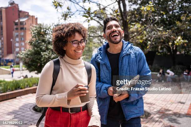jóvenes universitarios caminando y hablando al aire libre - estudiantes universitarios bogota fotografías e imágenes de stock