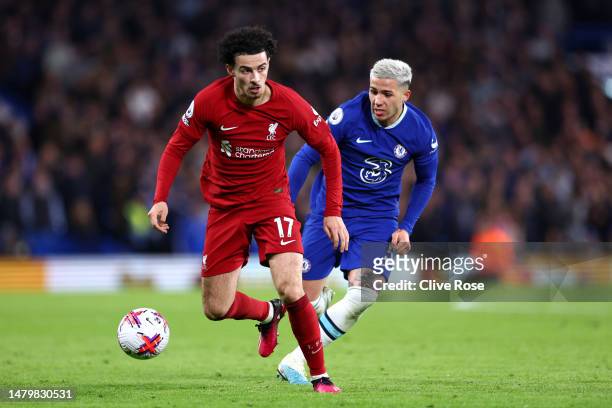 Curtis Jones of Liverpool runs with the ball while under pressure by Enzo Fernandez of Chelsea during the Premier League match between Chelsea FC and...