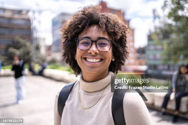 portrait of a young woman outdoors - laatstejaars high school stockfoto's en -beelden