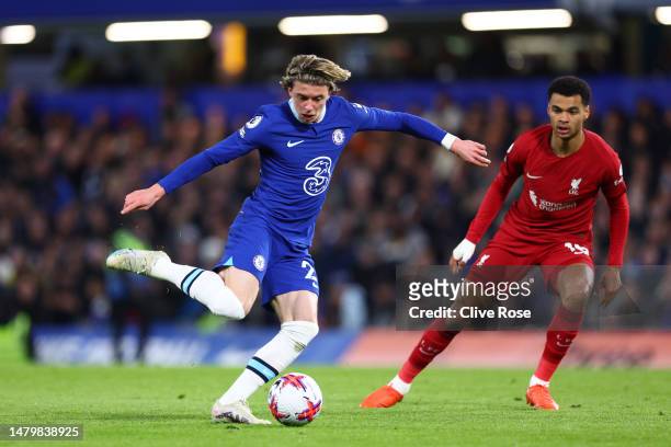 Conor Gallagher of Chelsea passes the ball while under pressure from Cody Gakpo of Liverpool during the Premier League match between Chelsea FC and...