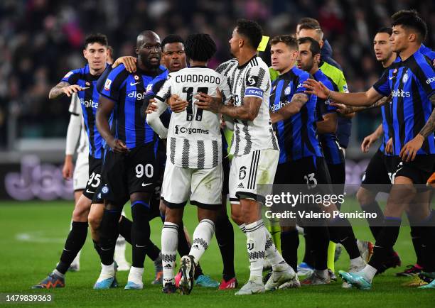 Romelu Lukaku of FC Internazionale clashes with Juan Cuadrado of Juventus during the Coppa Italia Semi Final match between Juventus FC and FC...