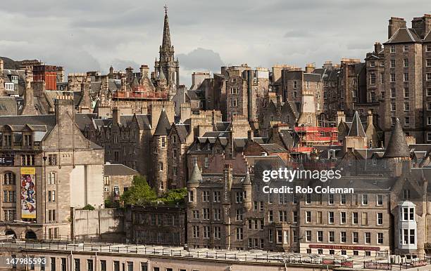 old town rooftops - edinburgh skyline stock-fotos und bilder