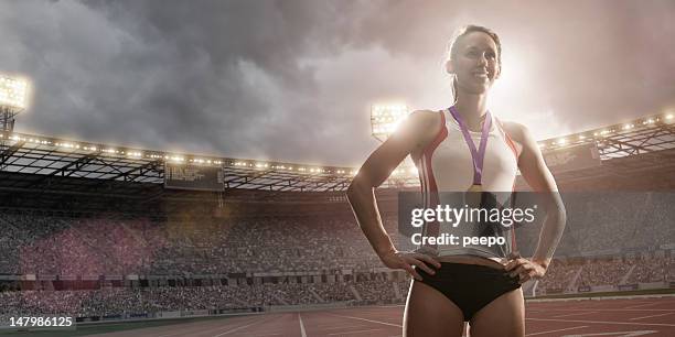 campeonato de atleta ganador de medalla de oro - medalla de plata fotografías e imágenes de stock