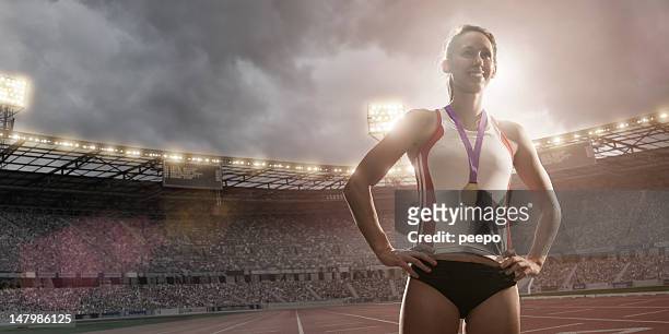 sportif de compétition gagnant de la médaille d'or - medal photos et images de collection