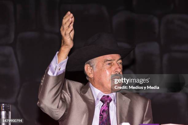 Andrés Garcia speaks, during a press conference of Pedro Navaja play at Telón de Asfalto on May 29 in Mexico City, Mexico.