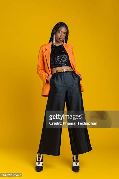 fashionable woman wearing smart casual outfit - broek met wijde pijpen stockfoto's en -beelden