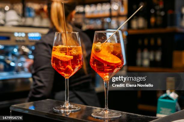 traditional italian cocktail spritz with ice and olives in italian bar, an aperitif in rome, milan venice florence - aperitif soda photos et images de collection