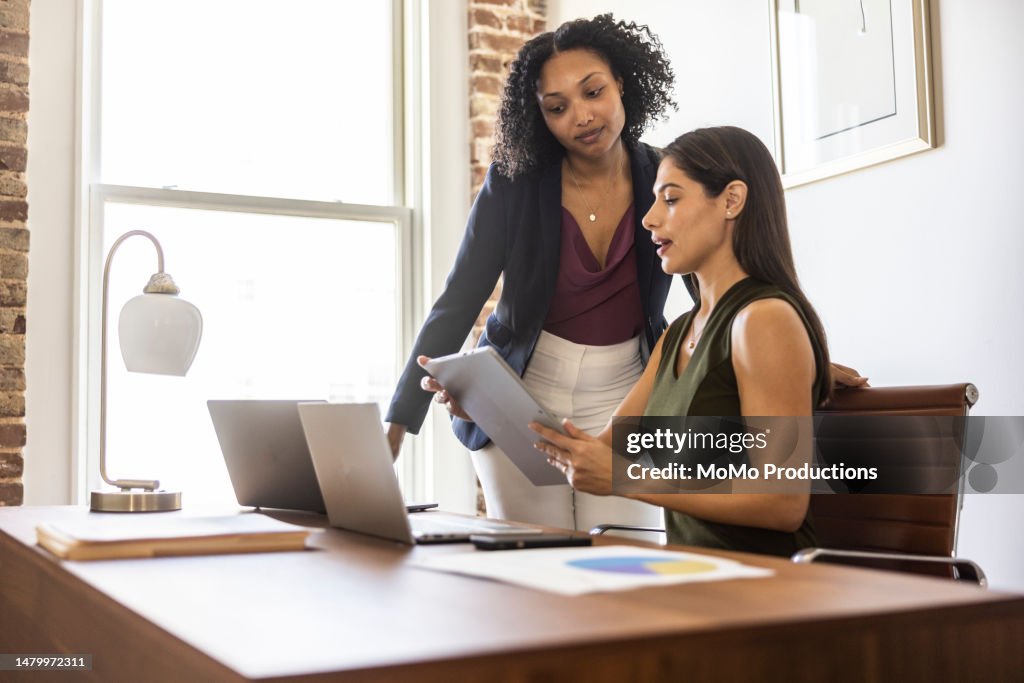 Colaboradora Female Colleagues Collaborating In Modern Office High-Res Stock Photo ...