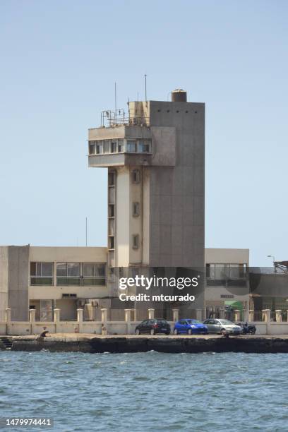 hafen von dakar maritimer kontrollturm, dakar, senegal - hafenkontrollturm stock-fotos und bilder