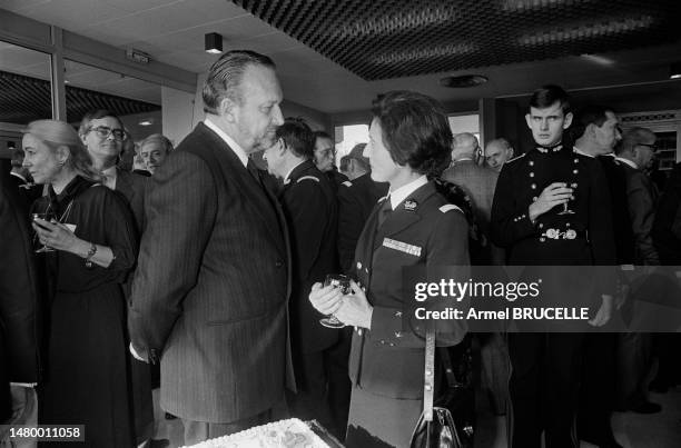 Al'occasion de l'inauguration de l'ESSA à Lyon le 27 novembre 1981, le ministre de la Défense : Charles Hernu rencontre Valérie André, médecin,...