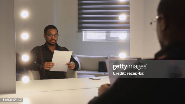 artista do actror se preparando no camarim nos bastidores - entertainment occupation - fotografias e filmes do acervo