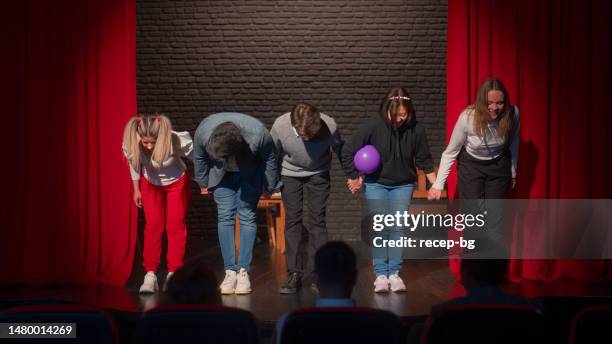 gruppo di artisti teatrali che si inchinano davanti al pubblico sul palco - industria teatrale foto e immagini stock