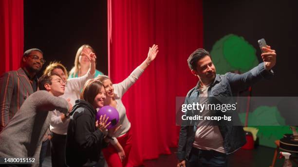 regisseurin und performerinnen machen gemeinsam selfies auf der bühne - schauspieler stock-fotos und bilder