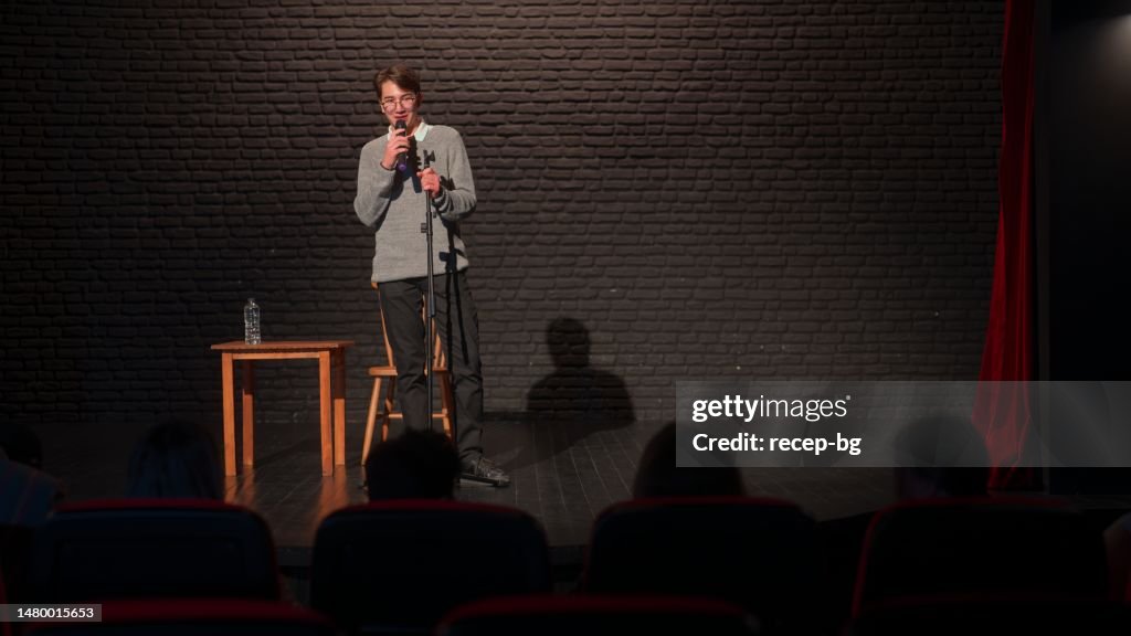 Männlicher Stand-up-Comedian spricht auf der Bühne