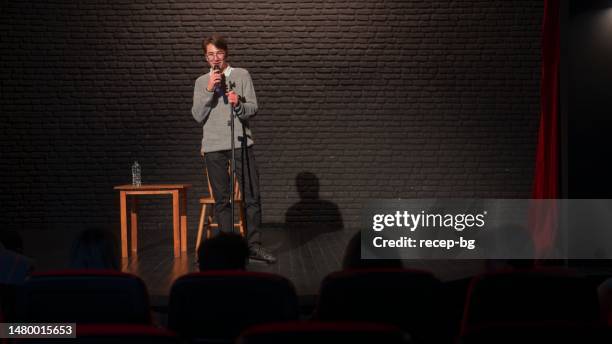 comediante de stand-up masculino falando no palco - stand up comedian - fotografias e filmes do acervo