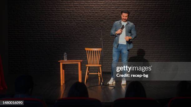 comediante masculino hablando en el escenario - funny fotografías e imágenes de stock