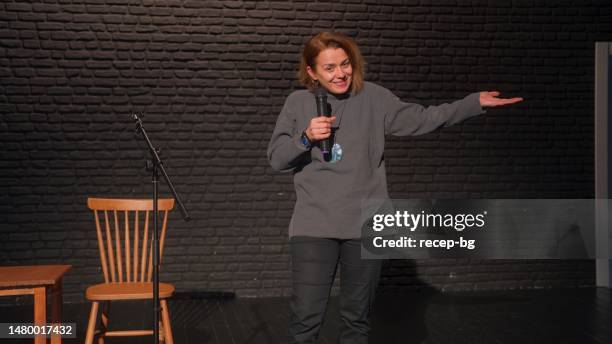 female stand-up comedian talking on stage - sketch comedy stockfoto's en -beelden
