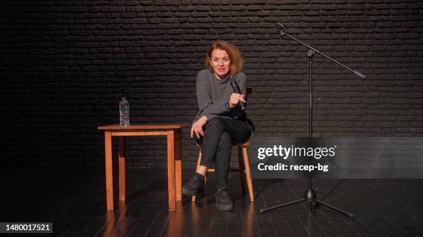 stand-up-comedian spricht auf der bühne - stand up comedy stock-fotos und bilder
