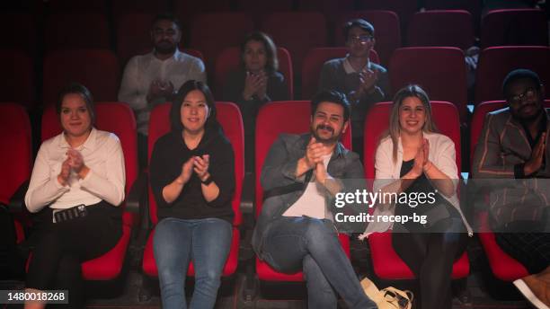 das publikum sitzt auf sitzen und genießt seine zeit - theatergeschäft stock-fotos und bilder