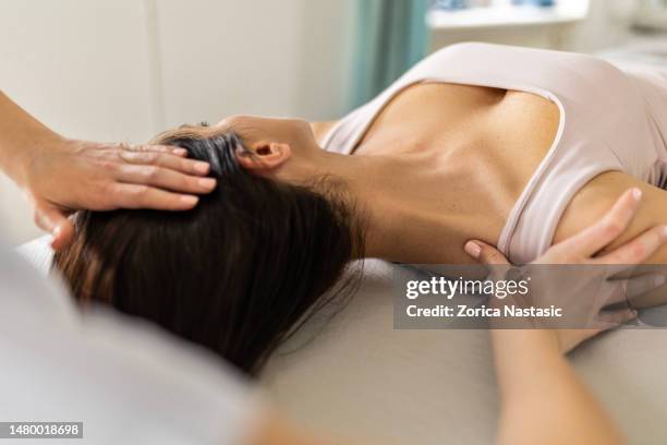 di lo stretching per i muscoli del collo - medicina alternativa foto e immagini stock