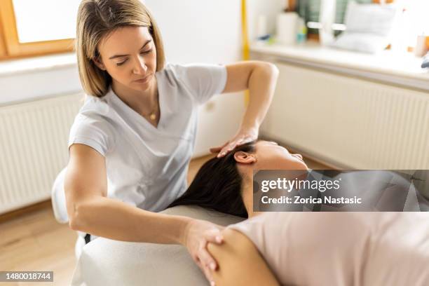 patient with chiropractor having neck pain - skolios bildbanksfoton och bilder